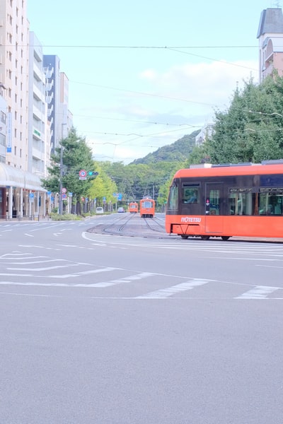 白天道路上的红白电车